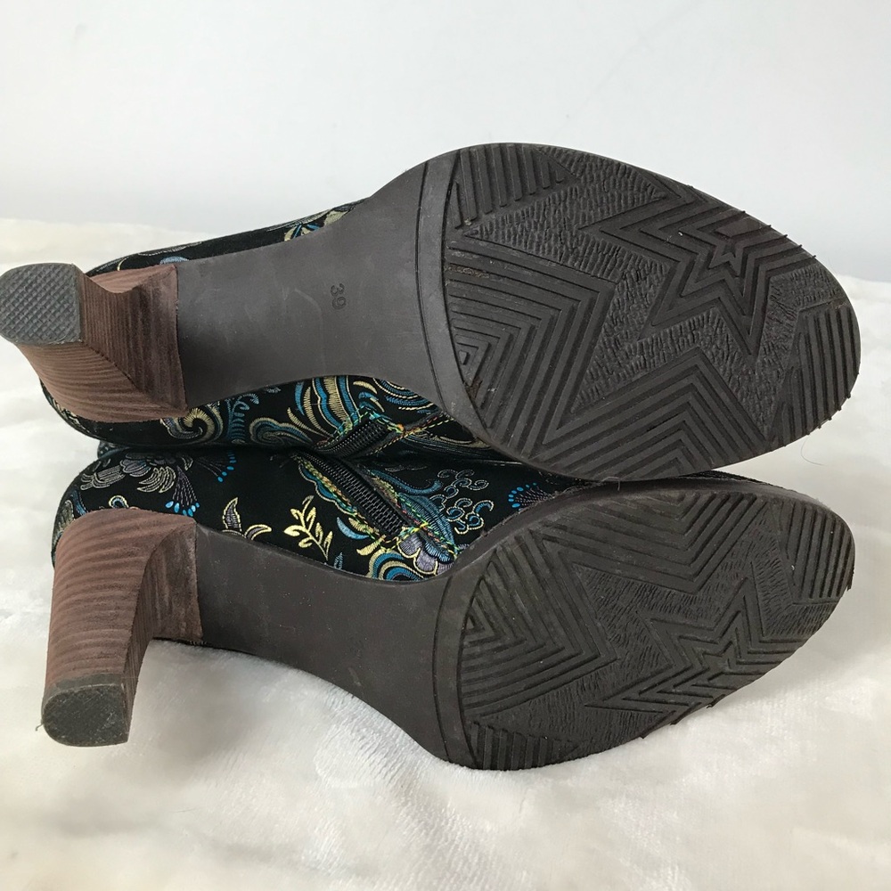 Blue and Gold Heeled Boots with Intricate Pattern - Picture 9 of 15